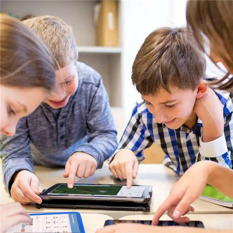 Kind erstellt eigene Welt mit BLOXXY auf einem Tablet