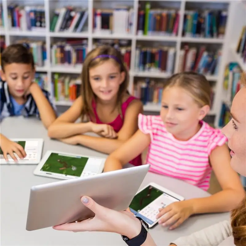 Diverse Kindergruppe lernt gemeinsam mit Tablets - Startchancenprogramm